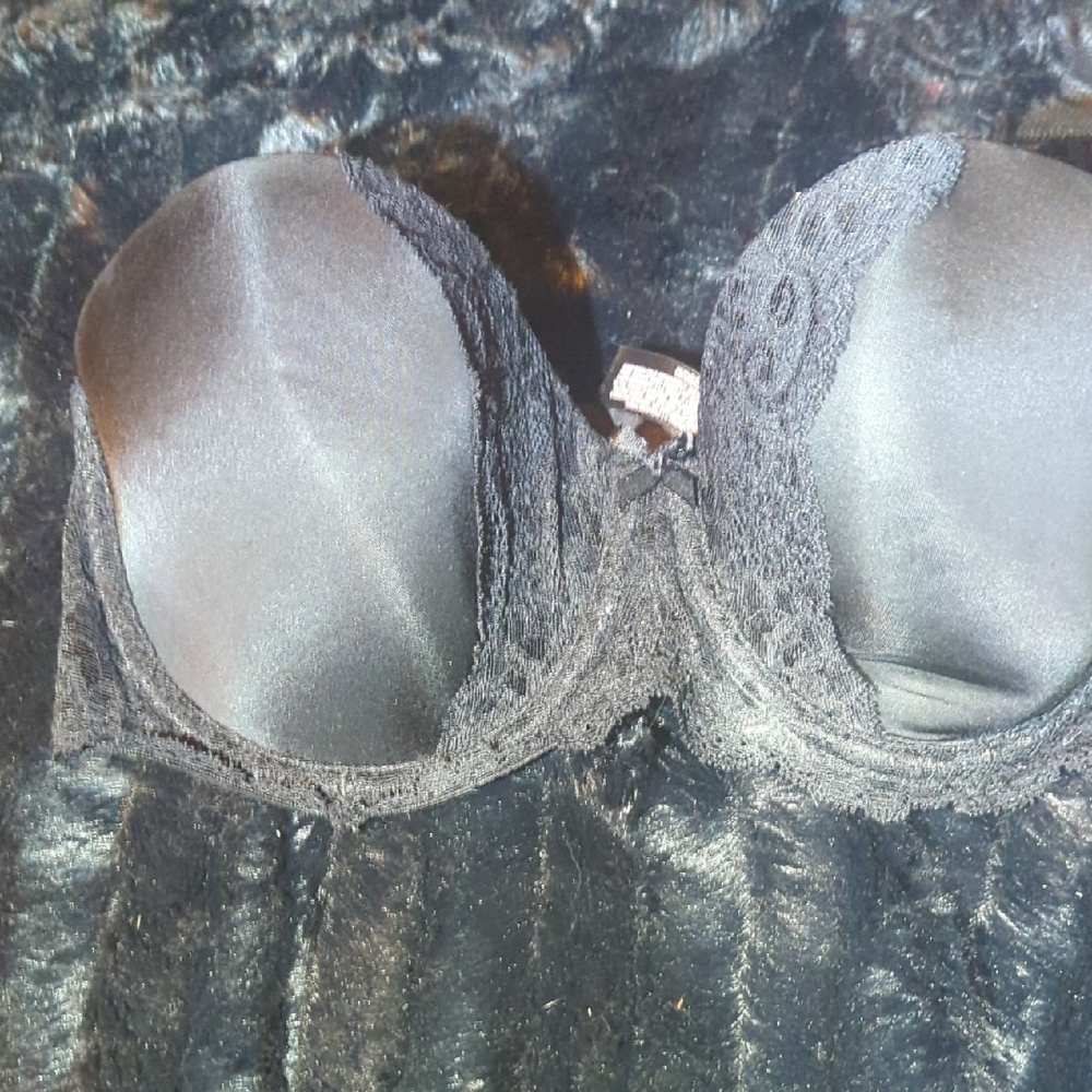 Elegant Victoria's Secret Strapless Black Lace Bra Size 32DD